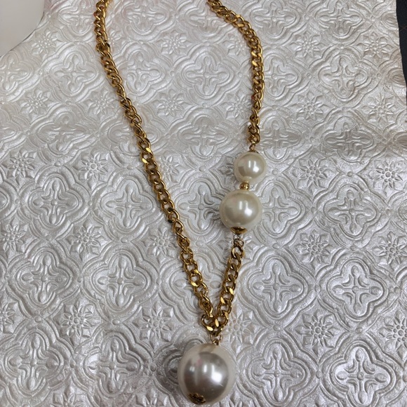 Cher Stainless Steel Elegant Gold and Pearl Necklace - Picture 3 of 6